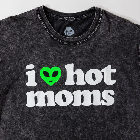 I Heart Hot Moms Alien Vintage Tee